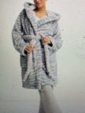 NWT UGG  AARTI ROBE IN CLOUDY GREY ZEBRA exquisite design